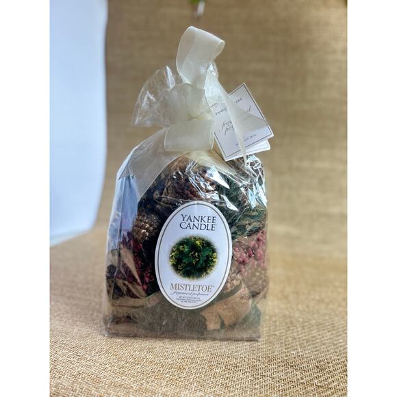 Yankee Candle Mistletoe Potpourri Holiday Fragrance 10 oz Sealed Bag - Picture 3 of 7